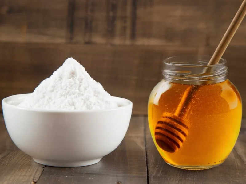 Hỗn hợp đường nâu và mật ong giúp lấy đi lớp da chết dịu nhẹ mà vẫn cấp ẩm sâu.
