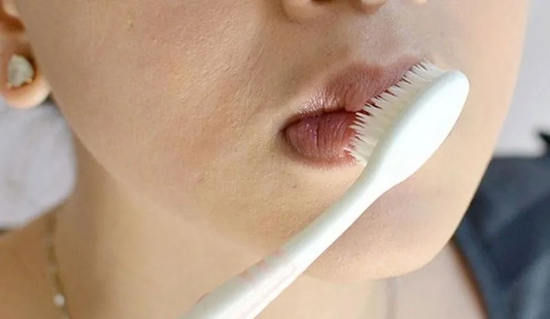Sử dụng bàn chải lông mềm và Vaseline là giải pháp tẩy da chết môi nhanh gọn, tiện lợi.