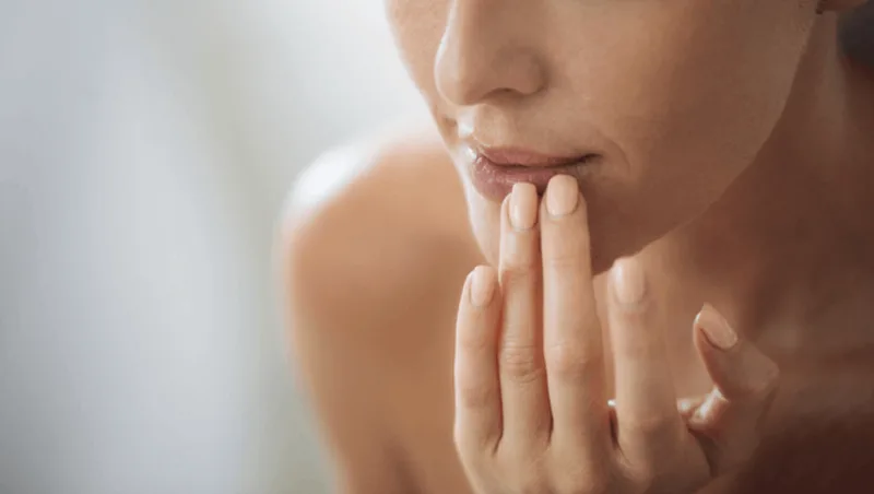 Thoa son dưỡng ngay sau khi tẩy da chết giúp khóa ẩm và nuôi dưỡng môi hồng hào.