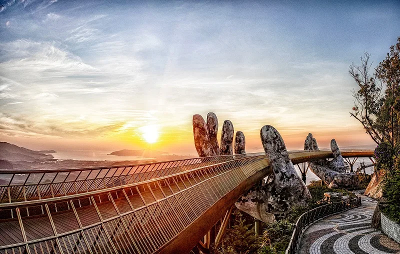 Check-in Cầu Vàng trên đỉnh Bà Nà Hills – điểm đến mang tính biểu tượng thu hút hàng triệu du khách.