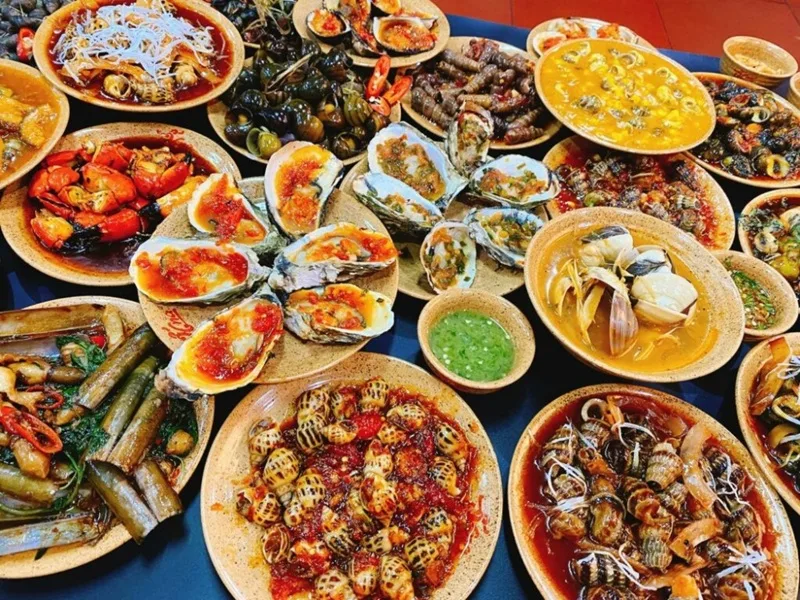 Thưởng thức hải sản tươi sống chế biến tại chỗ trên các nhà bè nổi ven vịnh Vĩnh Hy.