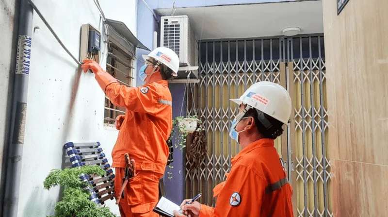 Người dân tự tra cứu chỉ số công tơ để tính toán hóa đơn tiền điện sinh hoạt hằng tháng.