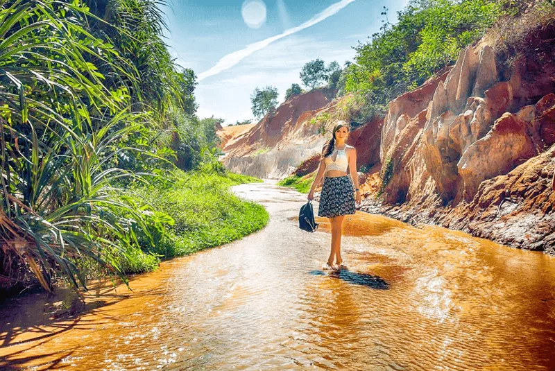 Trải nghiệm đi bộ chân trần trên dòng nước mát lạnh giữa khung cảnh kỳ vĩ tại Suối Tiên Mũi Né.