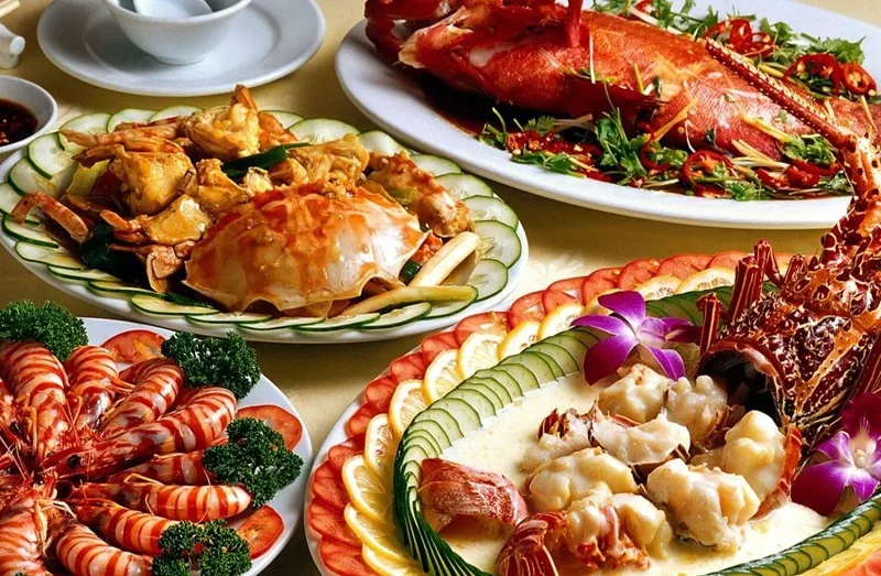 Thưởng thức thiên đường hải sản tươi ngon giá rẻ dọc khu bờ kè Nguyễn Đình Chiểu.