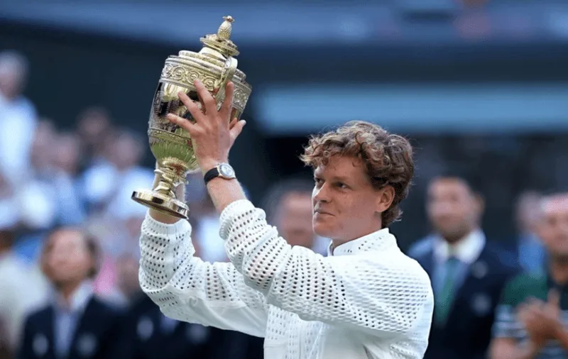 Jannik Sinner ăn mừng chiến thắng sau trận chung kết đơn nam Wimbledon 2026 đầy kịch tính.