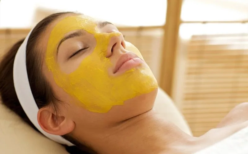 Thoa trực tiếp nước cốt nghệ mật ong lên da kết hợp massage nhẹ nhàng từ 15–20 phút.