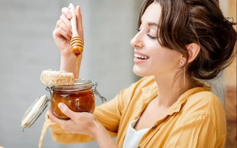 Nên kiên trì đắp mặt nạ 2–3 lần/tuần và luôn thoa kem chống nắng bảo vệ da cẩn thận.