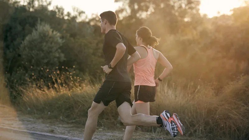 Chạy bộ kích thích não bộ tiết hormone hạnh phúc, giúp giải tỏa stress và ngủ ngon hơn.