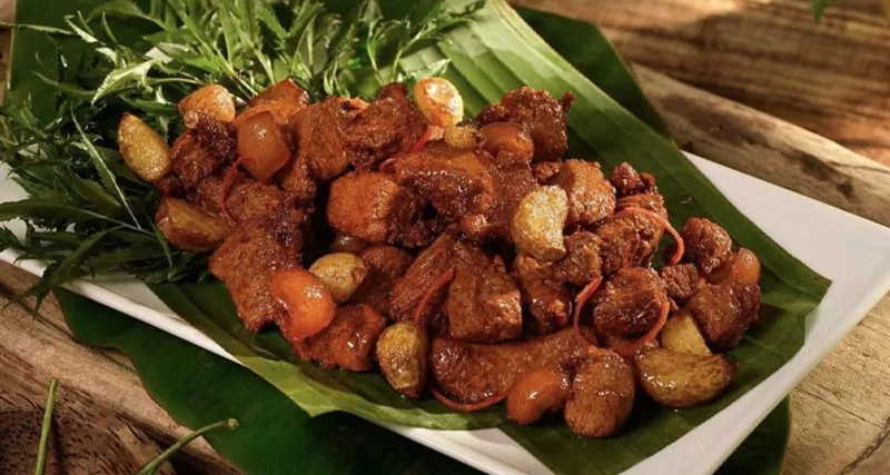 Món bê chao nóng hổi cùng các đặc sản núi rừng giúp chuyến đi Mộc Châu thêm phần trọn vẹn.