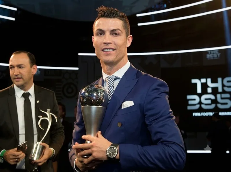 Ronaldo nhận giải FIFA The Best sau mùa giải thành công cùng Real Madrid.