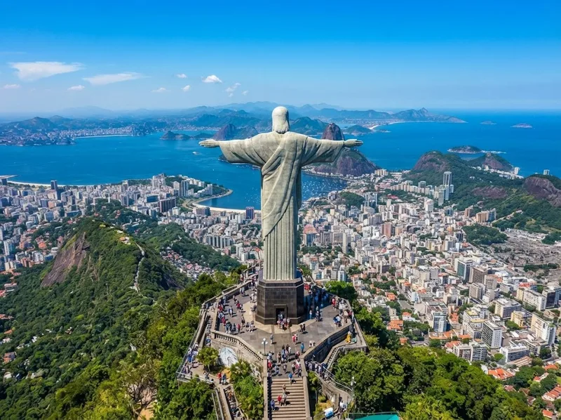 Tượng Chúa Cứu Thế trên đỉnh Corcovado nhìn ra toàn cảnh thành phố Rio de Janeiro.