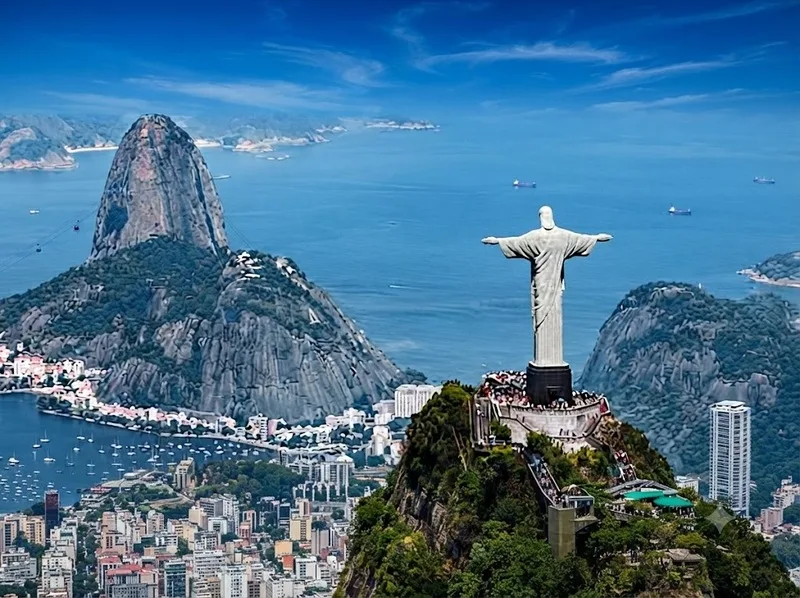 Biểu tượng Rio de Janeiro nổi bật giữa thiên nhiên và đường chân trời thành phố Brazil.