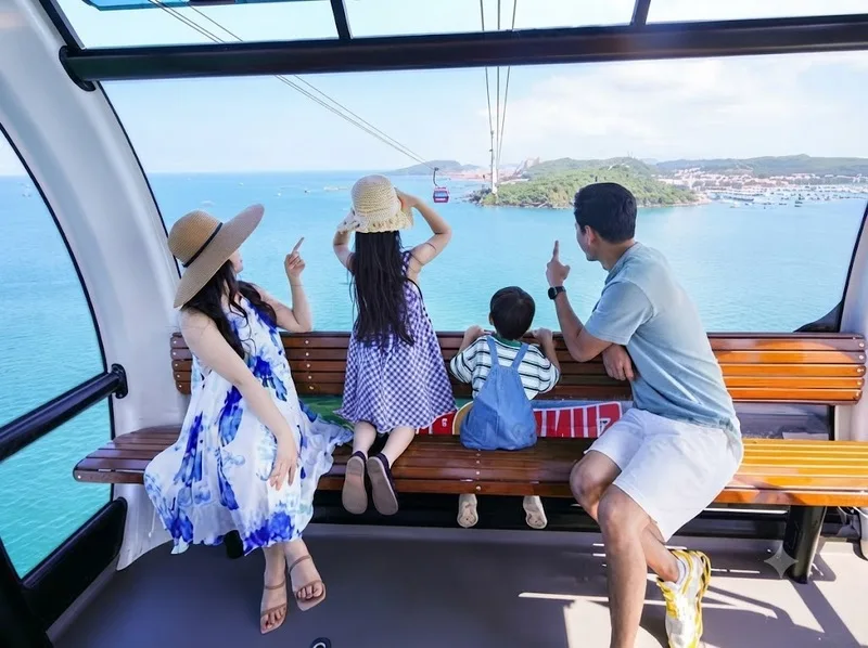 Cáp treo Hòn Thơm mang đến góc nhìn rộng khắp biển đảo phía Nam Phú Quốc cùng nhiều hoạt động vui chơi hấp dẫn trên biển.