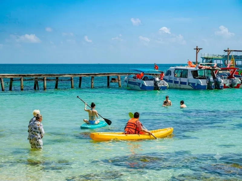 Chèo kayak, mô tô nước, lặn biển và khám phá đảo bằng xe máy là những trải nghiệm phù hợp với du khách trẻ yêu vận động.